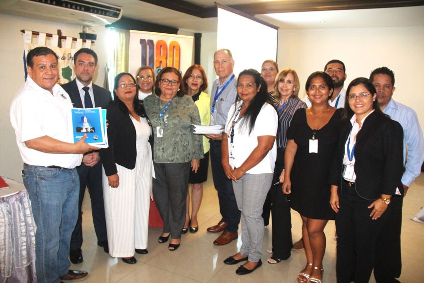 La provincia de Veraguas se convirtió en pionera al recibir los Planes Estratégicos Distritales, una herramienta clave para identificar las prioridades y necesidades comunitarias, facilitando la inversión pública bajo los principios de descentralización. La provincia de Veraguas se convirtió en pionera al recibir los Planes Estratégicos Distritales, una herramienta clave para identificar las prioridades y necesidades comunitarias, facilitando la inversión pública bajo los principios de descentralización.