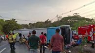 El accidente vinculó a un autobús que se volcó. El accidente vinculó a un autobús que se volcó.