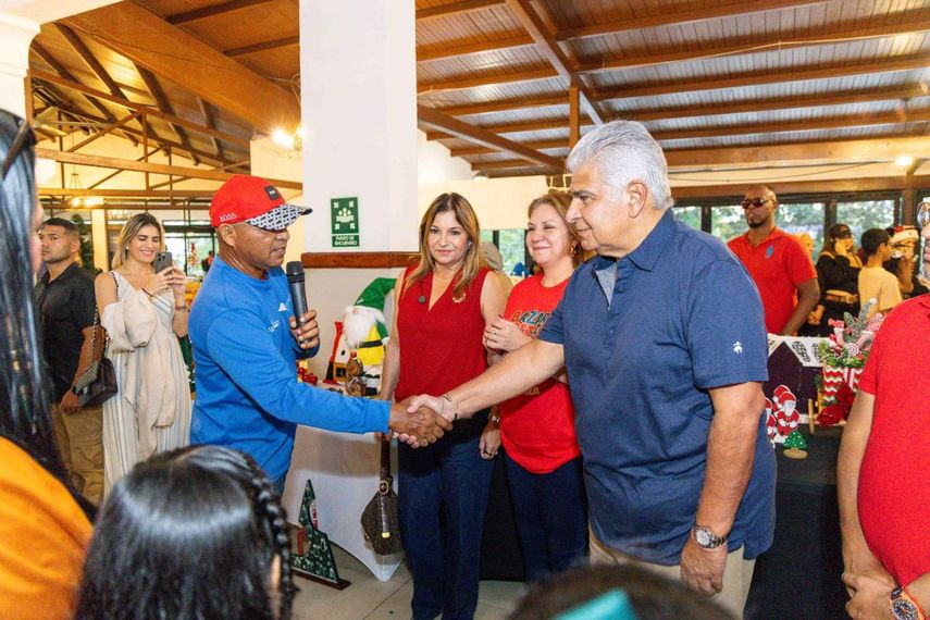Mulino conversó con los privados de libertad que expusieron sus obras en el bazar navideño.
