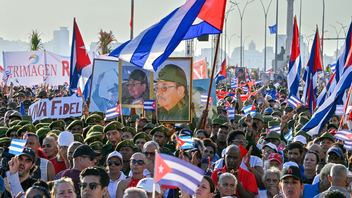 ¡Viva Raúl!: una manifestación de apoyo a Raúl Castro, de 94 años, fue organizada el viernes delante de la embajada de Estados Unidos en La Habana, Cuba, para denunciar la imputación del expresidente cubano por la justicia estadounidense. ¡Viva Raúl!: una manifestación de apoyo a Raúl Castro, de 94 años, fue organizada el viernes delante de la embajada de Estados Unidos en La Habana, Cuba, para denunciar la imputación del expresidente cubano por la justicia estadounidense.