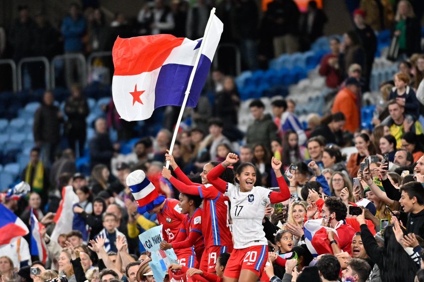 Panamá piensa ya en "regresar más fuertes", afirmó su seleccionador tras despedirse del Mundial femenino con una derrota por 6-3 este miércoles ante Francia. Panamá piensa ya en "regresar más fuertes", afirmó su seleccionador tras despedirse del Mundial femenino con una derrota por 6-3 este miércoles ante Francia.