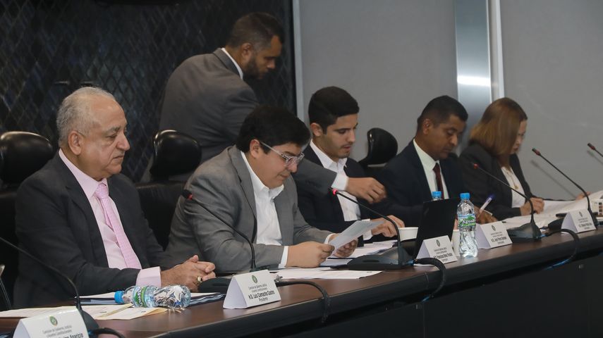 La Comisión de Gobierno también prohijó otros seis anteproyectos de Ley. La Comisión de Gobierno también prohijó otros seis anteproyectos de Ley.