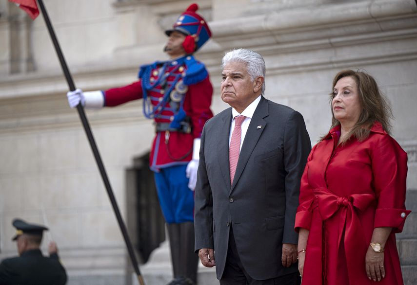 Boluarte rinde honores a Mulino en plena disputa entre Panamá y EEUU sobre el Canal