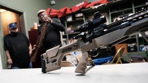 Canadá prohibirá temporalmente la importación de armas