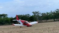 La avioneta aterrizó de emergencia en un campo abierto. La avioneta aterrizó de emergencia en un campo abierto.