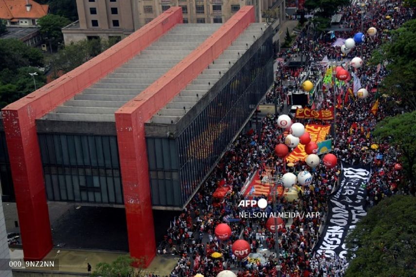 Decenas de miles de personas en Brasil realizaron protestas este sábado en las principales ciudades del país para pedir la destitución del presidente Bolsonaro.