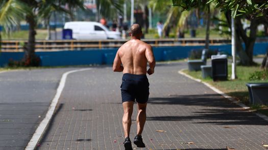 Panamá se encuentra bajo un alerta por temperaturas y sensación térmica elevados, de hasta 36 grados y 42 grados Celsius, respectivamente, lo que ha llevado a las autoridades de Salud a recomendar a las personas que se mantengan hidratadas y que eviten las actividades al aire libre durante buena parte del día. Panamá se encuentra bajo un alerta por temperaturas y sensación térmica elevados, de hasta 36 grados y 42 grados Celsius, respectivamente, lo que ha llevado a las autoridades de Salud a recomendar a las personas que se mantengan hidratadas y que eviten las actividades al aire libre durante buena parte del día.