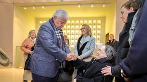El presidente Mulino estrechó las manos de Corina de Machado.