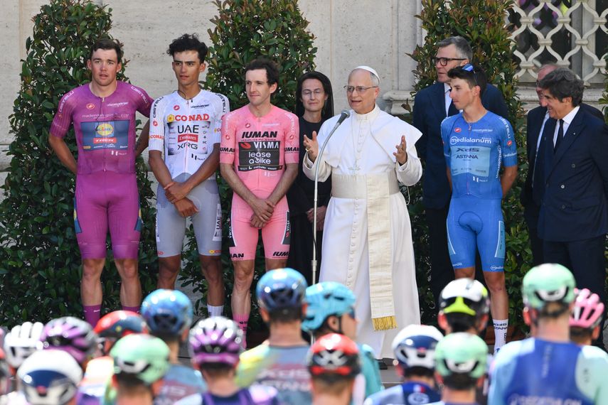 Papa León XIV bendice al pelotón de Giro a su paso por el Vaticano