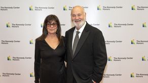 La Policía de Los Ángeles arrestó al hijo mediano de Rob y Michele Reiner, y lo mantiene detenido con una fianza de 4 millones de dólares, según registros oficiales, después de que varios medios señalaran al hombre de 32 años como presunto sospechoso del asesinato del emblemático director y su esposa.