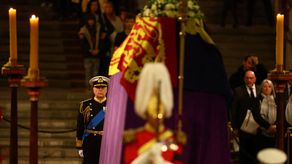 El controvertido príncipe Andrés rinde tributo a su amada mamá Isabel II