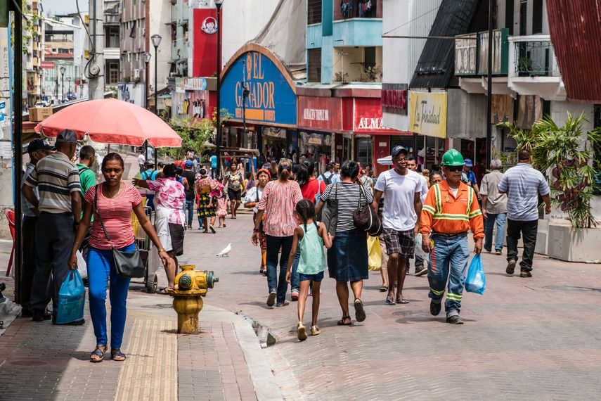 El Ejecutivo ordenó en febrero pasado, que las instituciones públicas pagasen el décimo tercer mes a los servidores públicos con base al salario que devenga. El Ejecutivo ordenó en febrero pasado, que las instituciones públicas pagasen el décimo tercer mes a los servidores públicos con base al salario que devenga.