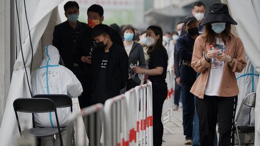 Contagios de covid-19 en Pekín generan pruebas masivas y temores de confinamiento