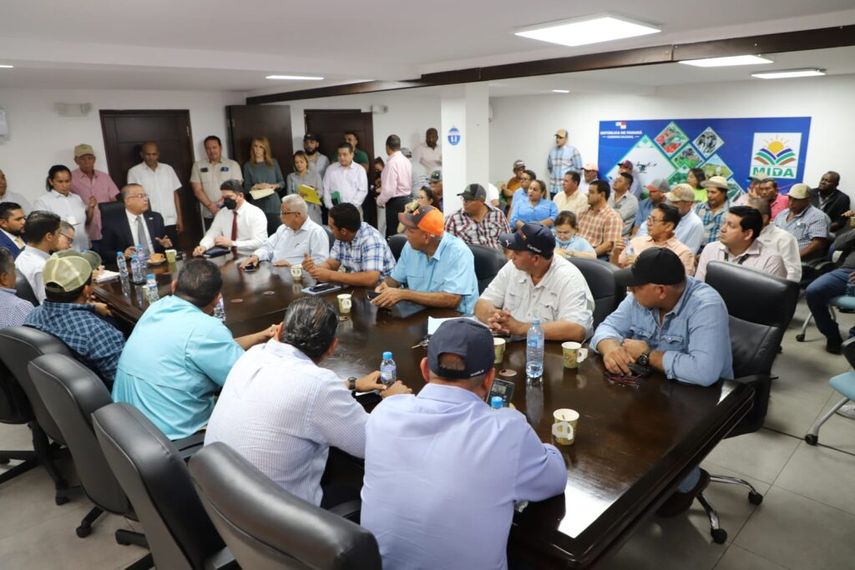 El ministro de Desarrollo Agropecuario (MIDA), Augusto Valderrama, anunció que el Gobierno Nacional ha desembolsado hasta la fecha B/. 74 millones, cumpliendo con el compromiso de pago de compensación a los productores de arroz para 2022-2023.