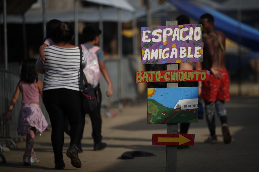 El Gobierno de Estados Unidos (EEUU) anunció este lunes que canceló los visados de varios empresarios colombianos por estar facilitando el transporte marítimo de migrantes que buscan llegar de "manera irregular" hacia el país norteamericano. El Gobierno de Estados Unidos (EEUU) anunció este lunes que canceló los visados de varios empresarios colombianos por estar facilitando el transporte marítimo de migrantes que buscan llegar de "manera irregular" hacia el país norteamericano.