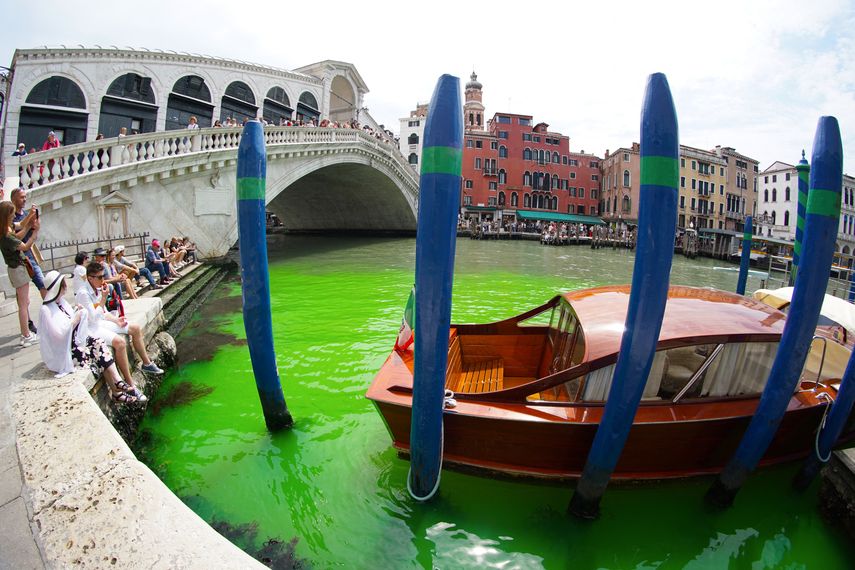 El pasado domingo las aguas del Gran Canal de Venecia se pintaron de verde