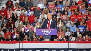 Trump arremete contra Harris en la ciudad natal de Biden