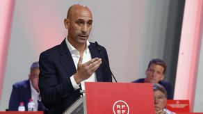 Presidente del fútbol español rechaza dimitir tras caso de beso forzado