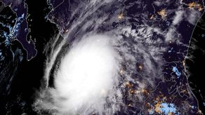 Huracán Beatriz pasa por México y alerta con alto oleaje