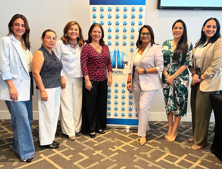 Miembros de Apatel se preparan para el foro sobre desafíos en el sector turismo en Panamá. Miembros de Apatel se preparan para el foro sobre desafíos en el sector turismo en Panamá.
