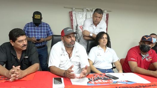 Transportistas de carga, educadores, obreros, taxistas, busitos colegiales, entre otros gremios, dieron un plazo de 24 horas al Gobierno nacional para congelar el precio del combustible al público en general.