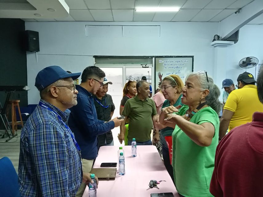 Sectores de Ernesto Córdoba Campos exponen al Idaan inquietudes por falta de agua