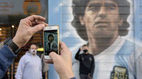 Hijas de Maradona declaran en disputa con abogado del exfutbolista