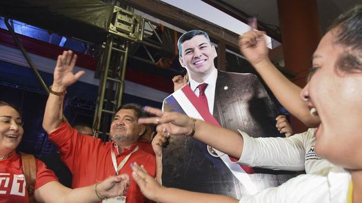 Oficialista Santiago Peña encabeza el conteo de las presidenciales en Paraguay