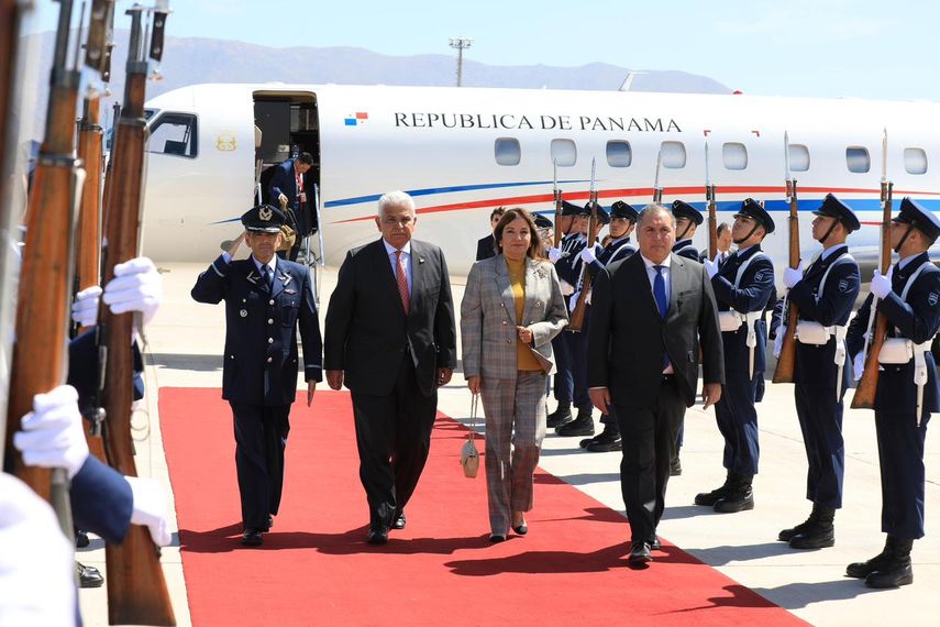 El Presidente José Raúl Mulino en compañía de la Primera Dama Maricel Cohen de Mulino &nbsp;y del canciller