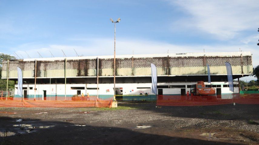 Las autoridades participaron en el acto de demolición de la antiguo gimnasio conocido como La Basita en David, Chiriquí.