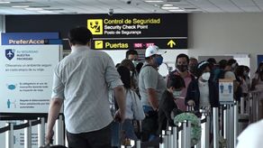 Industria de la aviación intenta avanzar en su recuperación a pesar del impacto de ómicron