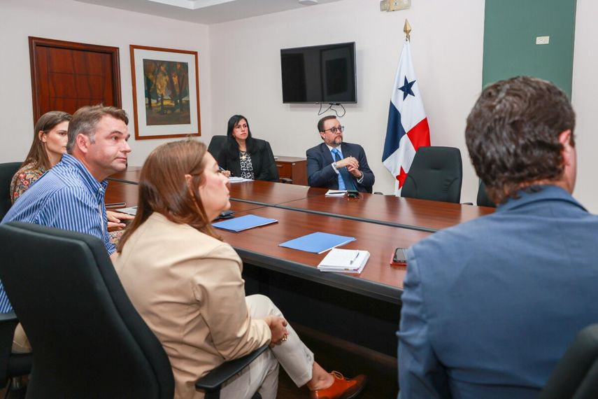 El ministro de Comercio e Industrias (MICI), Julio Moltó, sostuvo una reunión con representantes de The Panama Clinic y del Banco de Desarrollo de América Latina y el Caribe (CAF) para evaluar propuestas orientadas a fomentar el turismo médico en el país. El ministro de Comercio e Industrias (MICI), Julio Moltó, sostuvo una reunión con representantes de The Panama Clinic y del Banco de Desarrollo de América Latina y el Caribe (CAF) para evaluar propuestas orientadas a fomentar el turismo médico en el país.