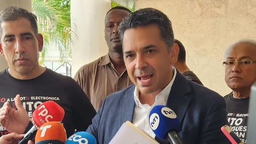 Ricardo Lombana presenta demanda contra la lotería electrónica ante la Corte