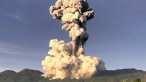 Erupción de volcán en Costa Rica genera columna de humo de 2 km de altura