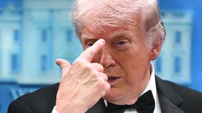 El sospechoso de irrumpir armado en una cena de gala a la que asistía Donald Trump comparecerá ante la justicia este lunes para responder por el ataque a tiros, el último episodio de violencia política en un Estados Unidos profundamente dividido.