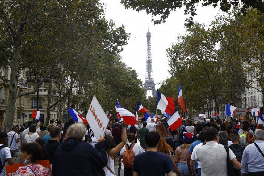 Francia acorta a tres meses plazo para refuerzo de vacunas