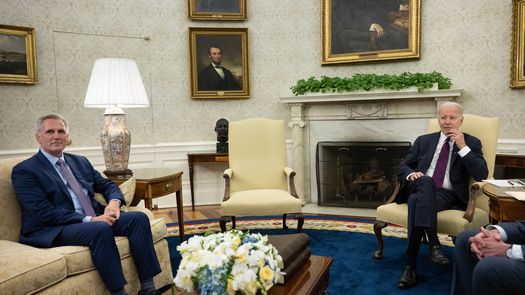 Biden y McCarthy se reunirán para hablar sobre techo de la deuda de EE.UU