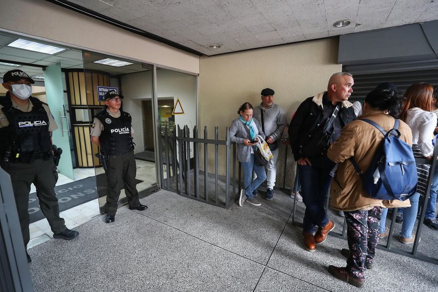 Ciudadanos venezolanos esperan información a las afueras del consulado de Venezuela en Ecuador, tras el anuncio del presidente Nicolás Maduro del cierre de la Embajada y consulados. Ciudadanos venezolanos esperan información a las afueras del consulado de Venezuela en Ecuador, tras el anuncio del presidente Nicolás Maduro del cierre de la Embajada y consulados.