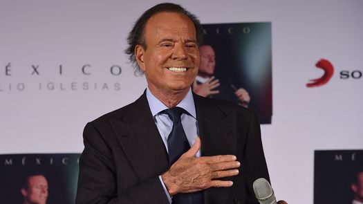 En el centro de la polémica, tras conocerse las acusaciones de dos exempleadas, Julio Iglesias es objeto de una denuncia por presunta trata de seres humanos y delitos sexuales, indicaron las asociaciones que respaldan a las demandantes en este caso que cuestiona la imagen de la estrella española. En el centro de la polémica, tras conocerse las acusaciones de dos exempleadas, Julio Iglesias es objeto de una denuncia por presunta trata de seres humanos y delitos sexuales, indicaron las asociaciones que respaldan a las demandantes en este caso que cuestiona la imagen de la estrella española.