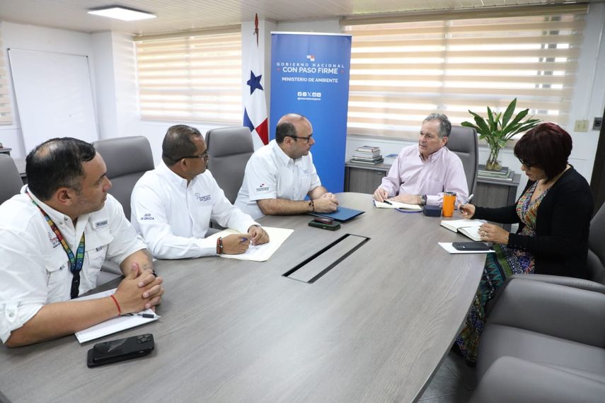 Personal de la Defensoría del Pueblo y de MiAmbiente participaron de la reunión. Personal de la Defensoría del Pueblo y de MiAmbiente participaron de la reunión.