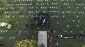 Entre el caos y la tristeza dan su último adiós a Maradona