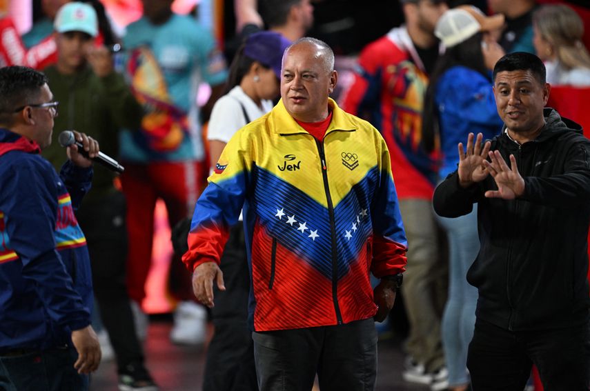 La vicepresidenta de Venezuela, Delcy Rodríguez, asumirá también el estratégico ministerio de Petróleo, mientras que el poderoso dirigente chavista Diosdado Cabello será el ministro del Interior. La vicepresidenta de Venezuela, Delcy Rodríguez, asumirá también el estratégico ministerio de Petróleo, mientras que el poderoso dirigente chavista Diosdado Cabello será el ministro del Interior.