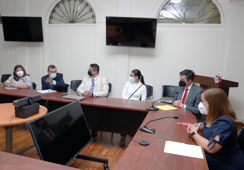 La directora nacional de Farmacia y Drogas del Ministerio de Salud de Panamá (MINSA) Elvia Lau, sostuvo una reunión con el consejero económico de la Embajada de Francia en Panamá Pascal Carrere.