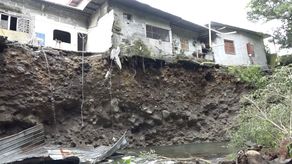 Autoridades del Centro de Operaciones de Emergencias desalojaron a varias familias en Bugaba por deslizamientos.