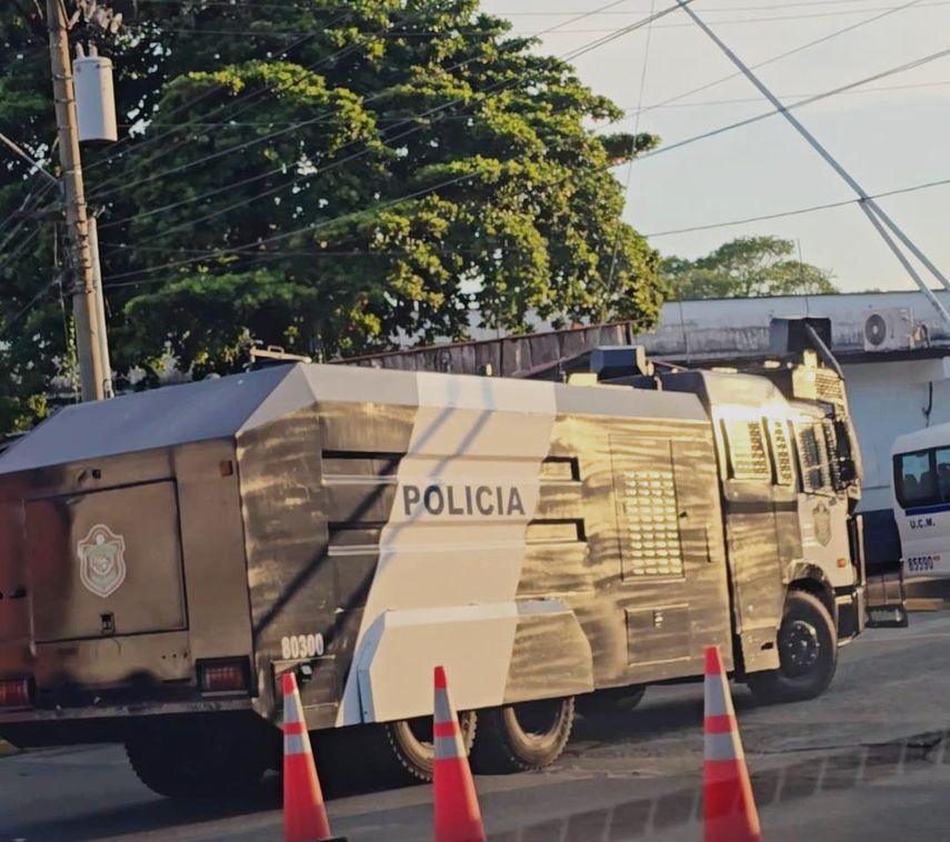 El uso del vehículo antimotines de la Policía Nacional conocido como “El Pitufo”, símbolo de represión durante la dictadura panameña, provocó serios daños a la Facultad de Medicina de la Universidad de Panamá, según denunció el Defensor de los Universitarios, Gilberto Marulanda. El uso del vehículo antimotines de la Policía Nacional conocido como “El Pitufo”, símbolo de represión durante la dictadura panameña, provocó serios daños a la Facultad de Medicina de la Universidad de Panamá, según denunció el Defensor de los Universitarios, Gilberto Marulanda.