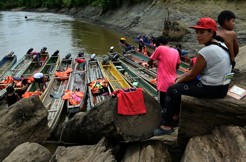 Costa Rica y Panamá coordinan traslado en buses de migrantes que desisten de ir a EEUU