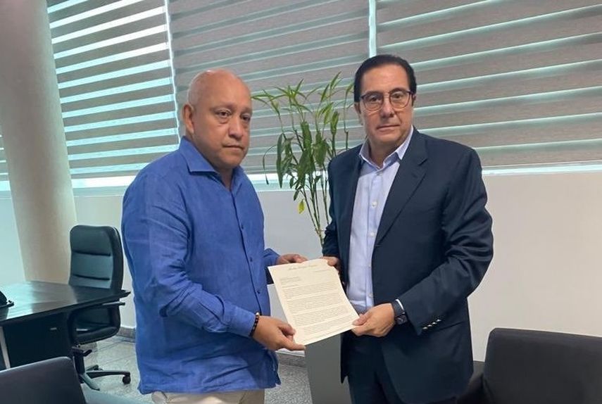 Martín Torrijos se reunió hace algunos días con el expresidente de la Asamblea Nacional, Crispiano Adames. Martín Torrijos se reunió hace algunos días con el expresidente de la Asamblea Nacional, Crispiano Adames.