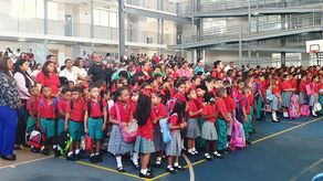 Estudiantes inician año escolar con entusiasmo