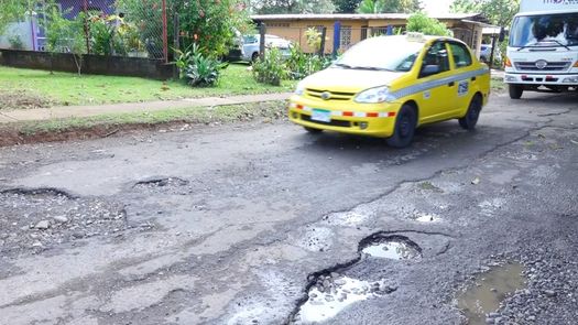 Residentes y transportistas esperan que este año sí se aproveche el verano para realizar las labores de parcheo, reparación o construcción en los puntos afectados de David.