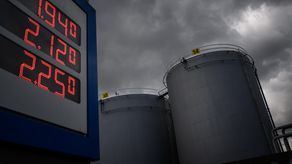 Los precios del petróleo retomaron la senda alcista el lunes, impulsados por el repunte de las tensiones entre Washington y Teherán que perturban la navegación en el estrecho de Ormuz, esencial para el mercado de hidrocarburos mundial.